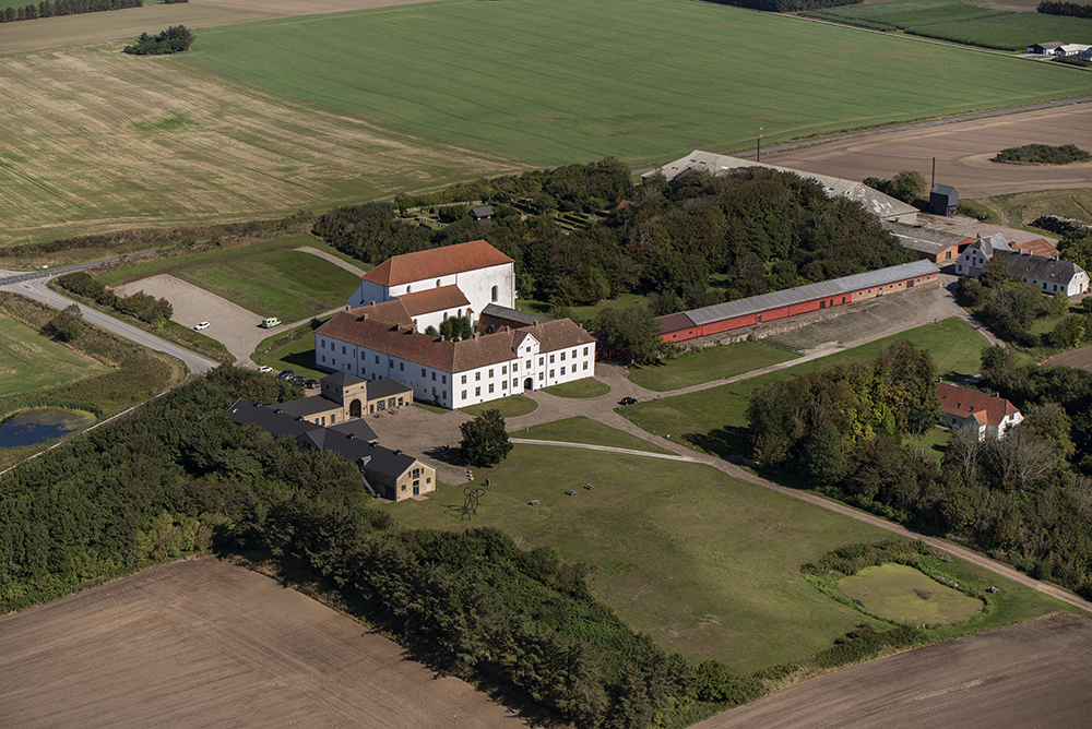Børglum Kloster. Kirken som er den ældste del af bygeriet, kan dateres tilbage til ca. 1220. Hovedbygningerne er bygget i perioden 1450-1500, og renoveret flere gange siden. I 1835 blev Børglum Kloster købt af Christian m. Rottbøll, og det er stadig i familiens eje.