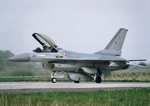 Klar til fotomission i F-16. Billedet ertaget afFototjenesten Flyvestation Aalborg.et, hvor jeg 