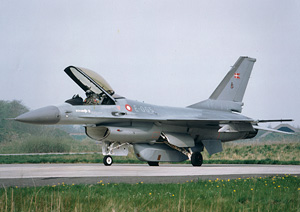 Klar til fotomission i F-16. Billedet ertaget afFototjenesten Flyvestation Aalborg.et, hvor jeg