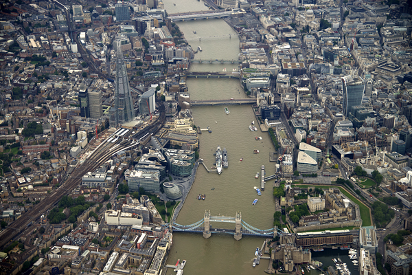 Themsen med ikoniske byggerier som; The Tower of London, Tower Bridge, The Shard, 20 Fenchurch Street, City Hall, London.
