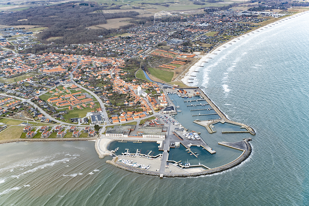 Sæby og sæby havn set fra øst.