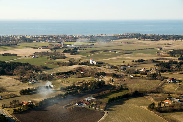 Vennebjerg kirke med Lønstrup og Vesterhavet i baggrunden. Copyright Steen Lee Christensen/ Aalborg Luftfoto.