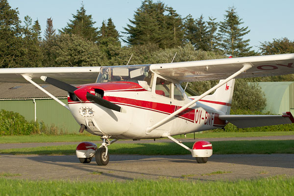 Cessna 172 - OY-BNF. Copyright Steen Lee Christensen/ Aalborg Luftfoto.