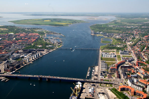 Limfjorden mellem Aalborg og Nørresundby. Limfjordsbroen i forgrunden med eftermiddagens myldretidstrafik, Jernbanebroen i baggrunden mangler brofaget efter en påsejling af en finsk coaster. Copyright Steen Lee Christensen/ Aalborg Luftfoto.