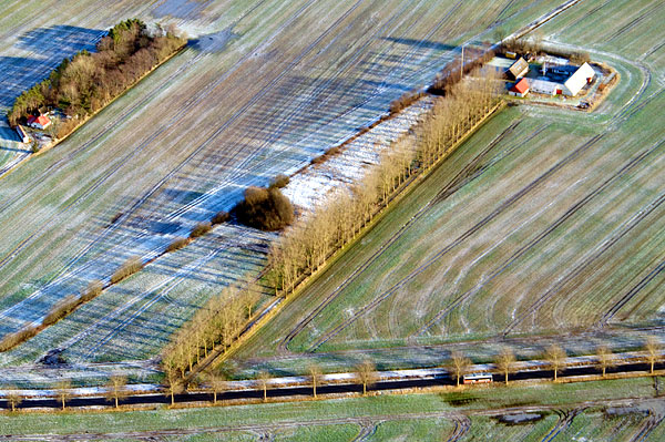 Lange skygger i vintersolen. Copyright Steen Lee Christensen/ Aalborg Luftfoto.
