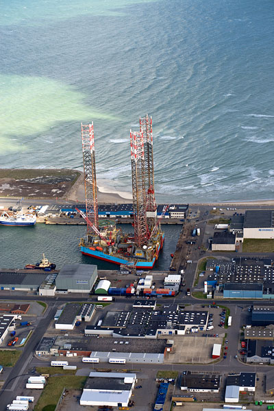 Borerig MÆRSK GIANT til opgradering og modernisering i Hirtshals. Copyright Steen Lee Christensen/ Aalborg Luftfoto.