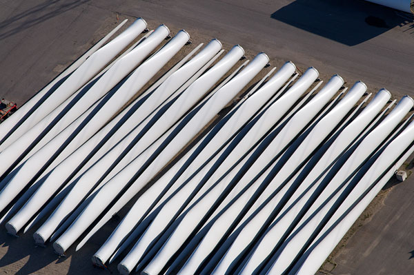 Vinger til vindmøller afventer montering på møllen. Copyright Steen Lee Christensen/ Aalborg Luftfoto.